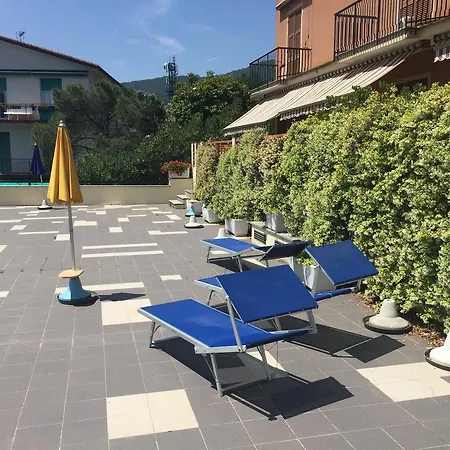Сasa de vacaciones Theresa House With Pool